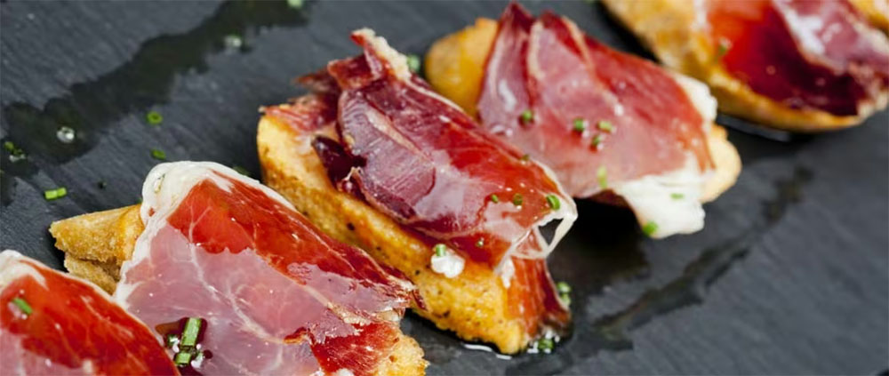 面包上的伊比利亚火腿