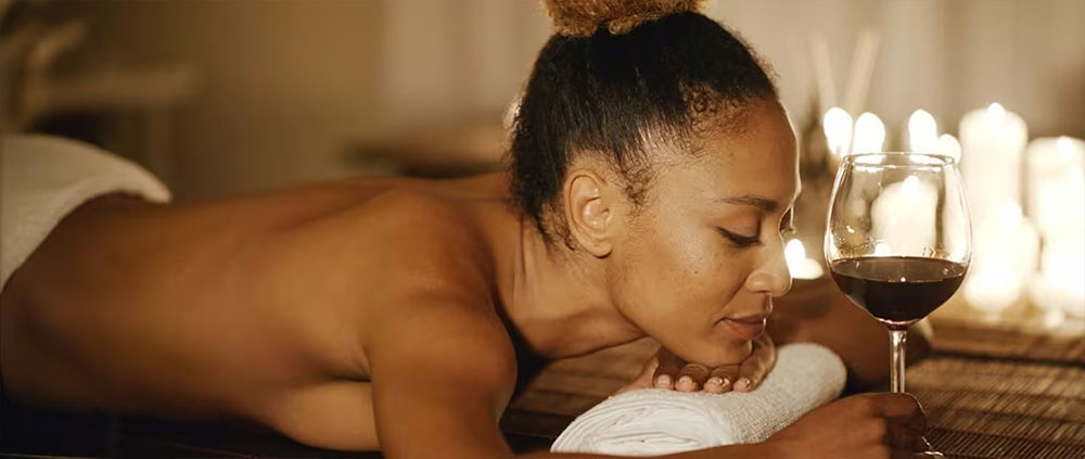客人在享受按摩的同时喝葡萄酒