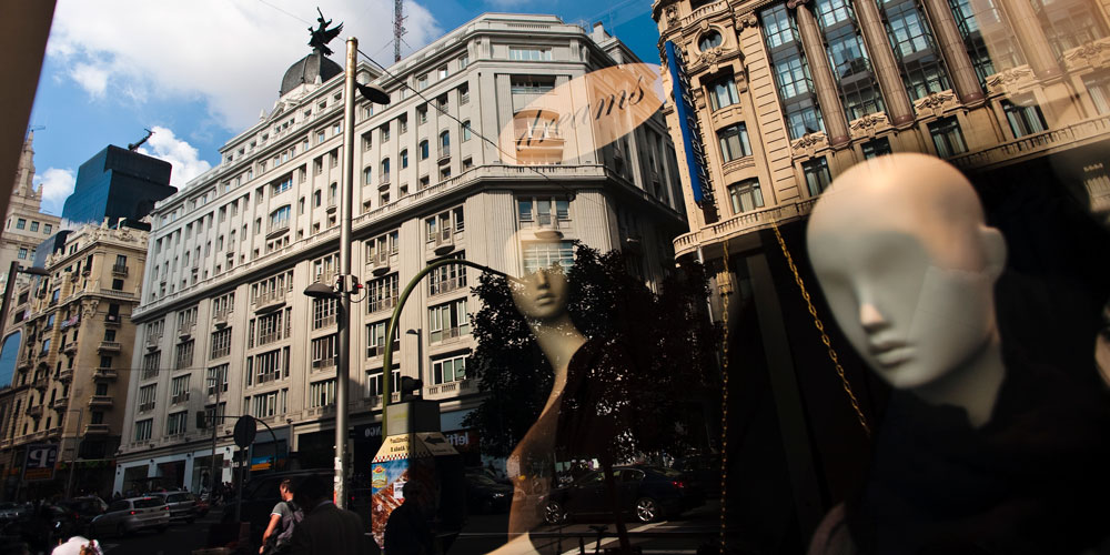 映在马德里格兰大道上一家商店橱窗的镜像 © Paolo Giocoso