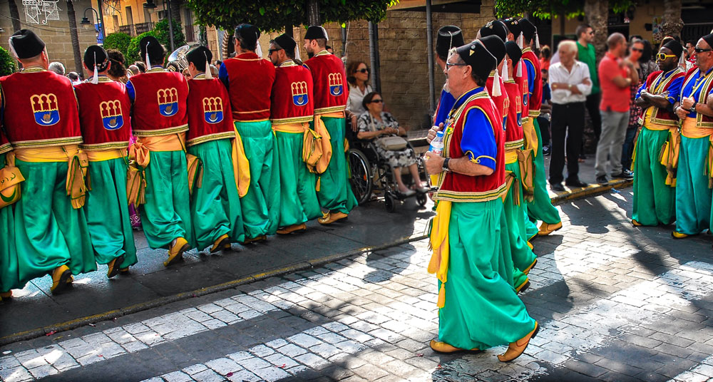在克勒维英特摩尔人和基督教徒节上的游行