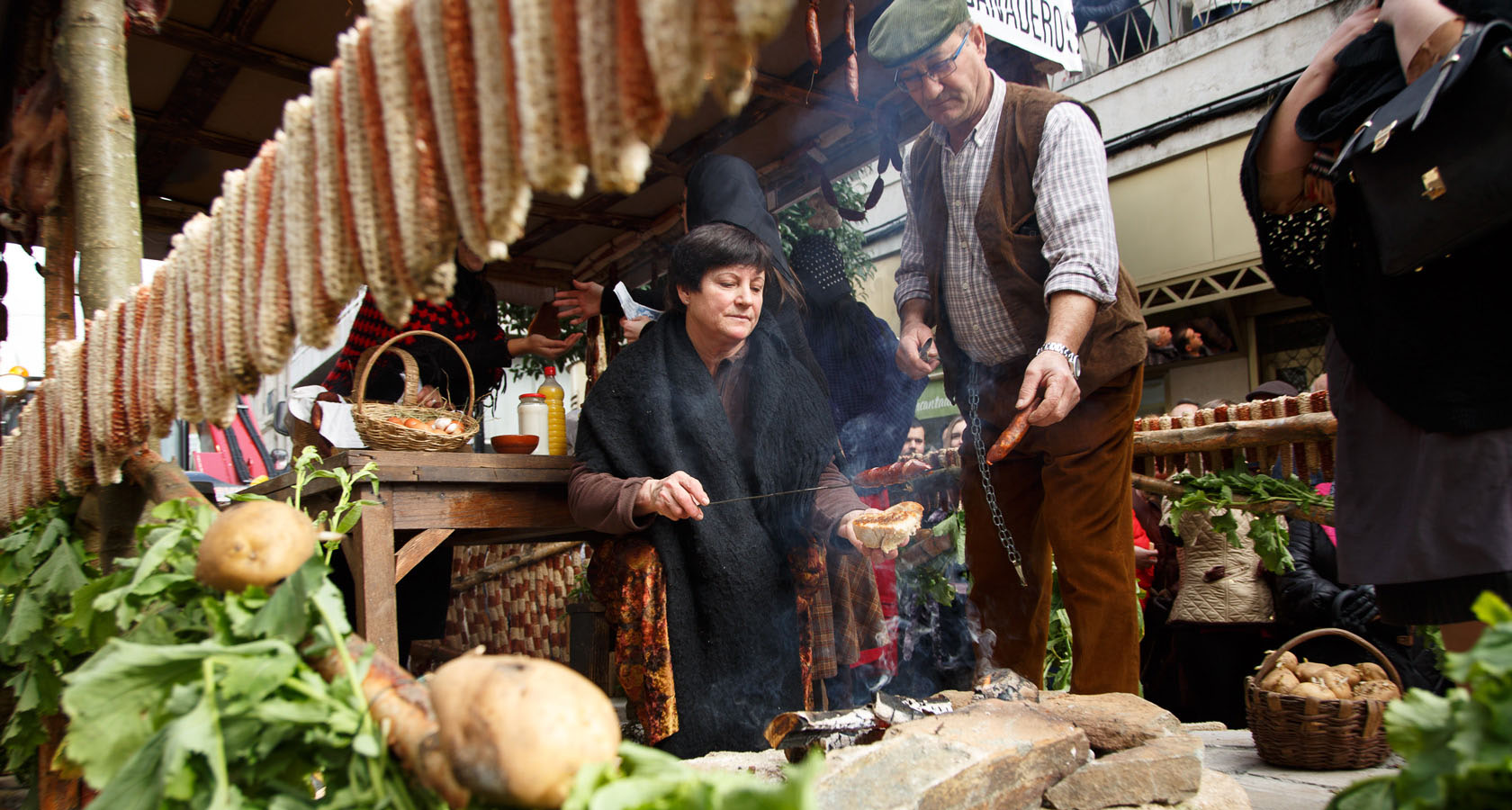 “炖菜美食节”的铜管乐队花车游行和戏剧表演