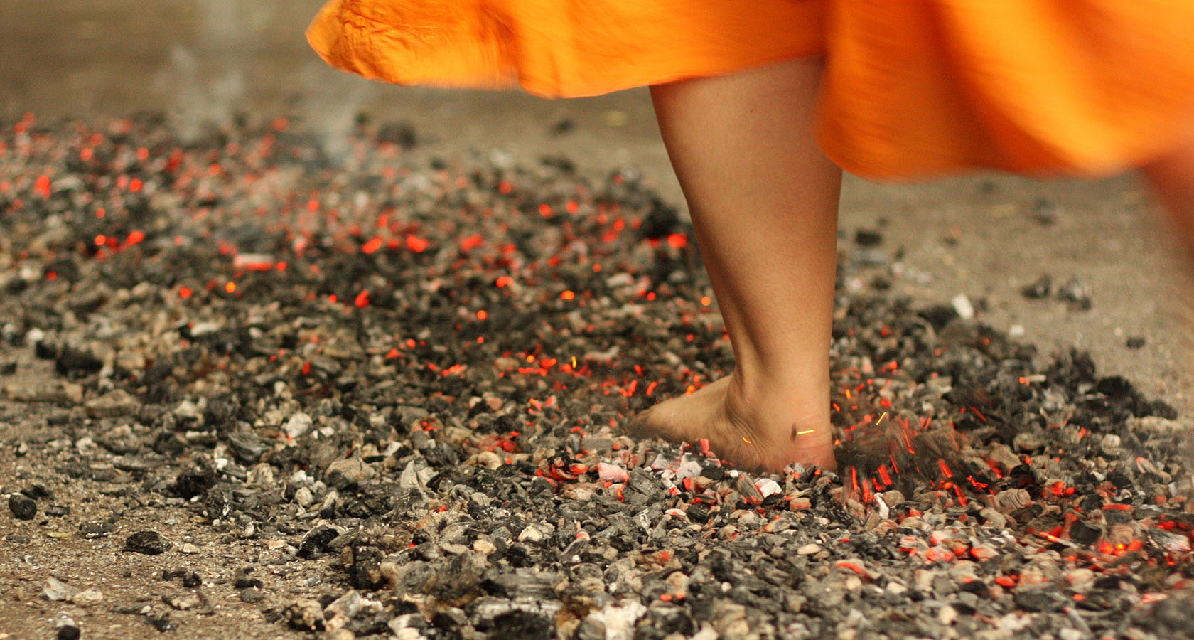 过火仪式—蒙迪达斯少女节（卡斯蒂利亚-莱昂自治区，索里亚市）