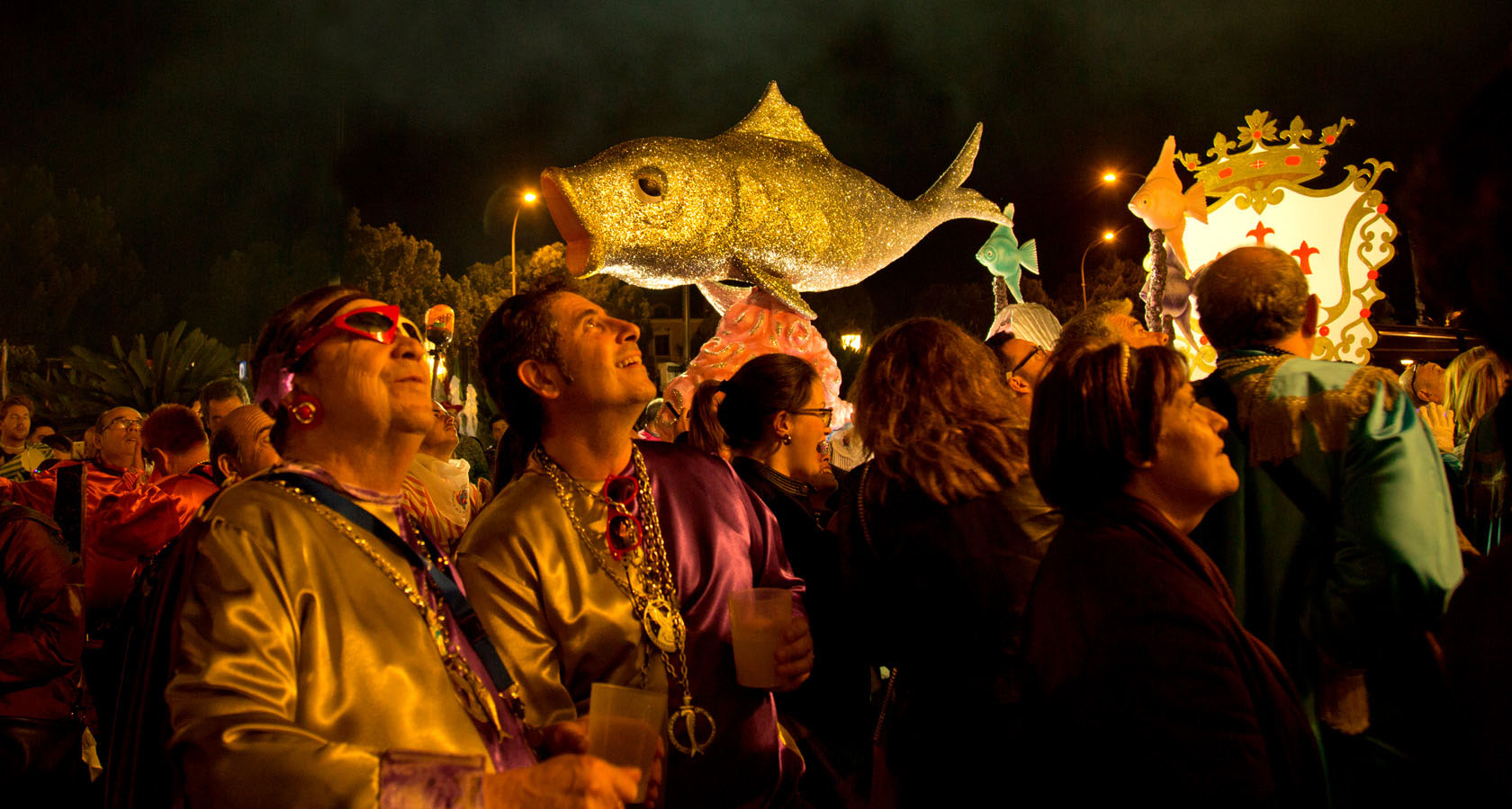 沙丁鱼葬礼节的游行队伍